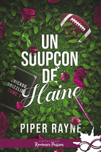 Book cover of Un Soupçon de Haine by Piper Rayne, featuring illustrated roses, a football, and a notebook on a grassy background.